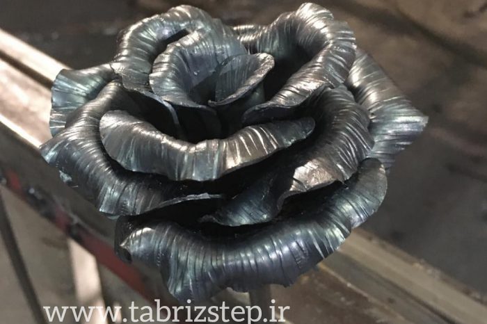 گل رز فلزی